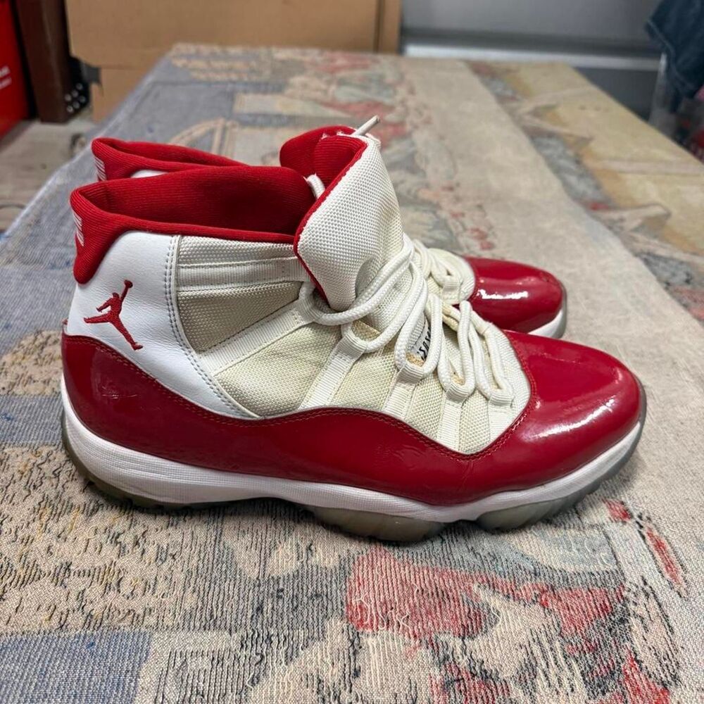 Jordan Men's Red and White Trainers - Picture 2 of 7